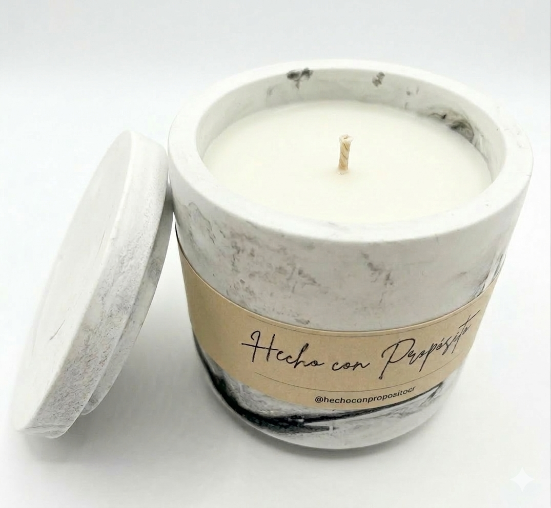 Detalle vela en envase de yeso